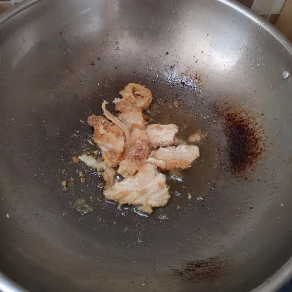 Panaskan minyak lalu goreng ikan asin sampai matang kuning kecokelatan.