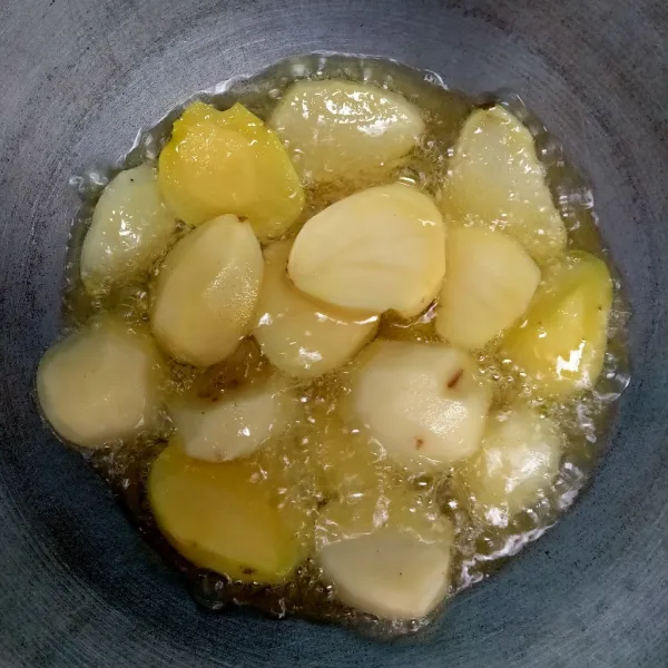 Goreng juga kentang hingga matang kemudian sisihkan.