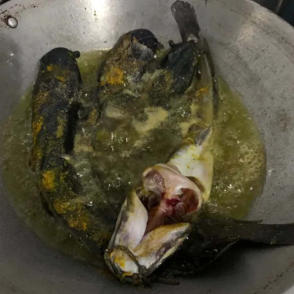 Goreng lele dalam minyak panas.