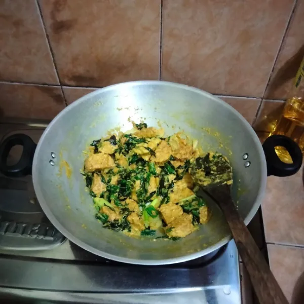 Aduk rata, dan masak hingga bumbu meresap, lalu tes rasa kemudian matikan api.