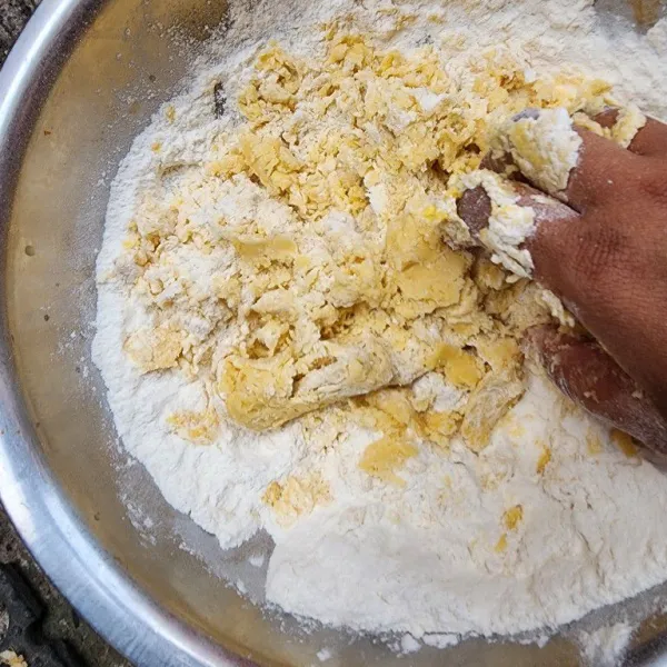 Masukkan bahan kering ke dalam mangkuk berisi campuran gula dan margarin