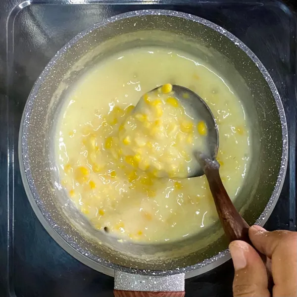 Aduk-aduk dan masak bubur hingga mengental. Angkat dan sajikan