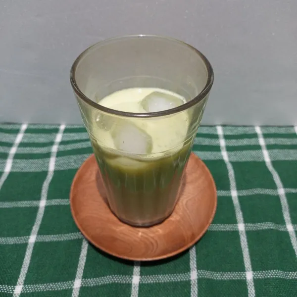Beri es batu secukupnya.