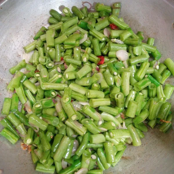 Masukkan buncis, aduk rata. Masak sampai buncis sedikit layu.