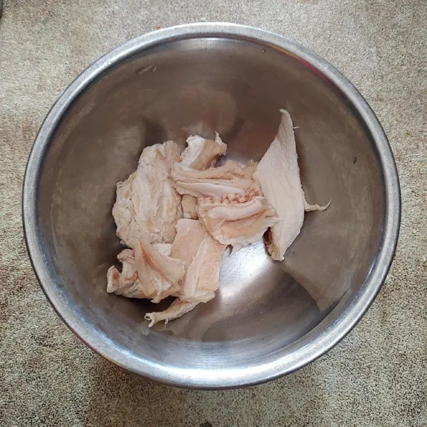 Rendam ikan asin pari dengan air hangat selama 5 menit, buang airnya lalu peras perlahan dan tiriskan.