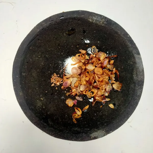 Haluskan bawang goreng, garam, penyedap rasa, pala dan merica bubuk.