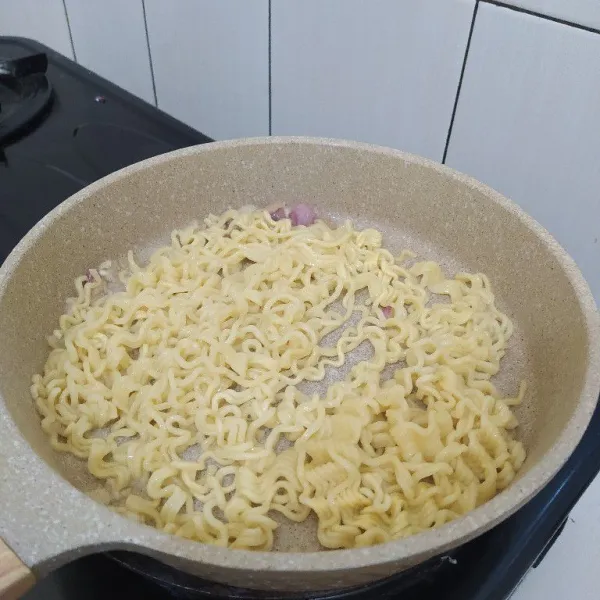 Tumis bumbu halus, lalu masukkan mie yang telah direbus sebelumnya