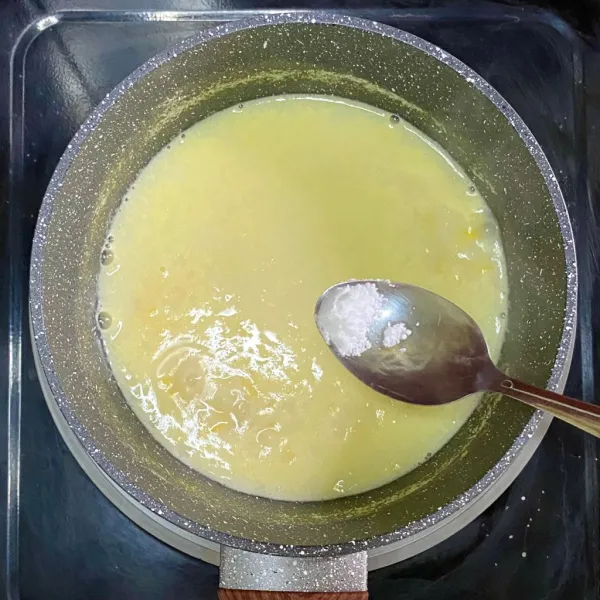 Tambahkan garam, lalu aduk-aduk