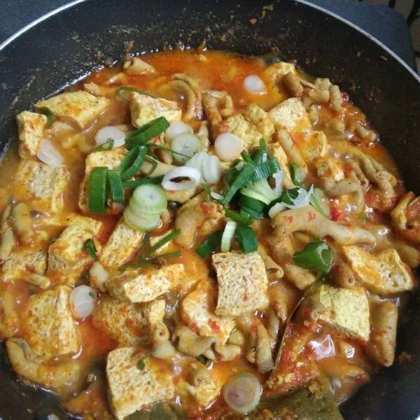 Masukkan irisan daun bawang, aduk kembali. Koreksi rasa dan siap disajikan.