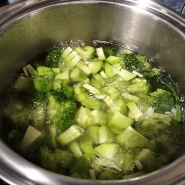 Masukkan juga brokoli dan kaldu ayam. Biarkan mendidih.