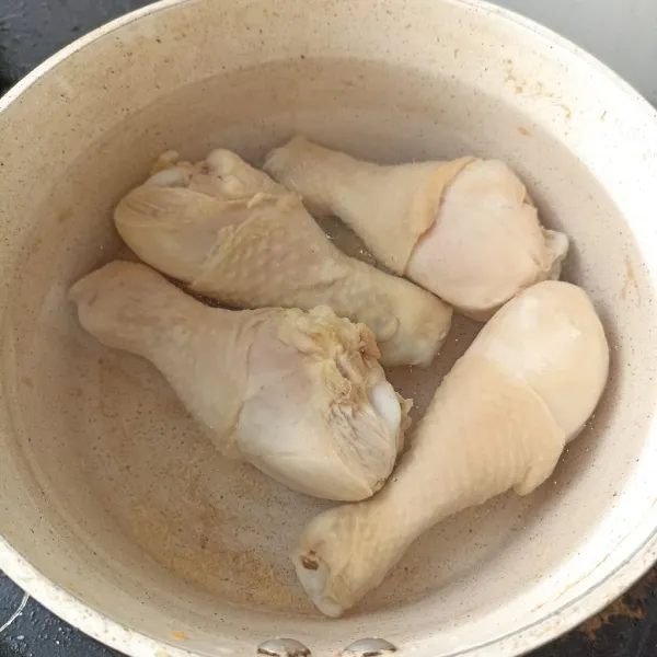 Masukan air bersih kedalam panci berisi ayam. Kemudian rebus sampai mendidih.
