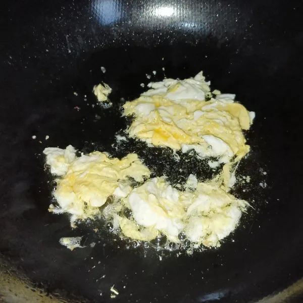 Panaskan minyak goreng, lalu pecahkan telur dan buat orak-arik.