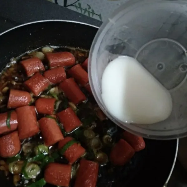 Terakhir masukkan larutan tepung maizena. Koreksi rasa dan siap untuk disajikan.