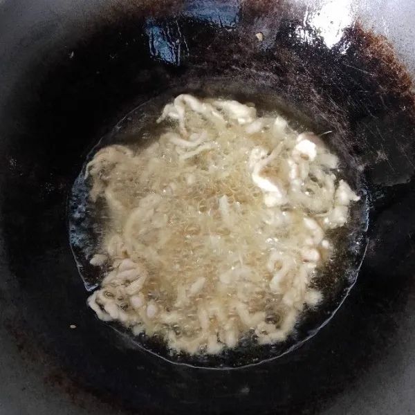 Goreng ke dalam minyak panas.