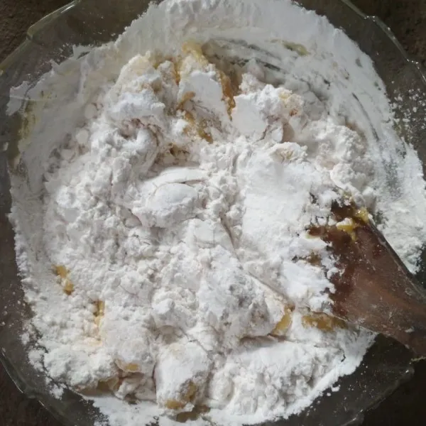 Tambahkan tepung tapioka sambil di uleni, tepung tapioka tidak harus habis bisa kurang bisa lebih, jika sudah kalis stop pemberian tepung.