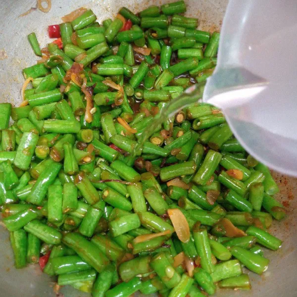 Masukkan air. Masak sebentar.