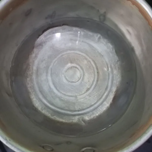 Panaskan air hingga mendidih.