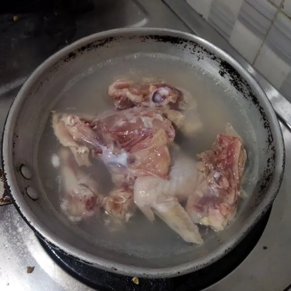 Cuci bersih ayam, kemudian rebus terlebih dahulu untuk menghilangkan darah ayam. Buang airnya.