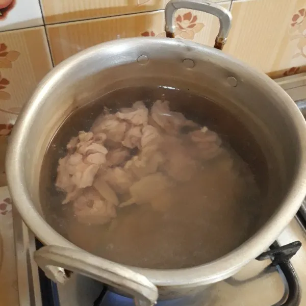 Cuci tetelan ayam, rebus dengan sereh, jahe, lengkuas, dan garam selama 20 menit hingga matang.