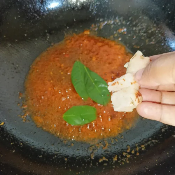 Tambahkan gula merah, air asam jawa dan rempah aromatik, tumis sampai bumbu matang dan harum.