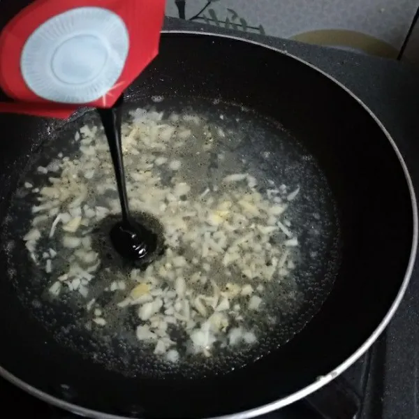 Tumis bawang putih sampai kering lalu tambahkan air. Masukkan kecap asin, gula, saus tiram. Aduk-aduk sampai tercampur rata.