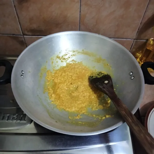 Tumis bumbu halus hingga matang dan harum.