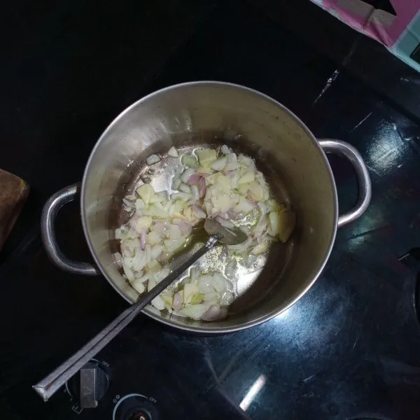 Panaskan secukupnya minyak, kemudian tumis bawang merah, bawang bombay dan bawang putih hingga harum.