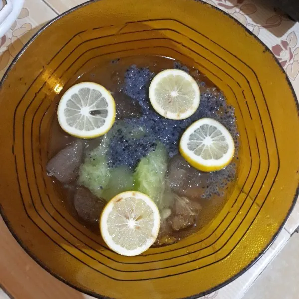Tambahkan beberapa irisan buah lemon.