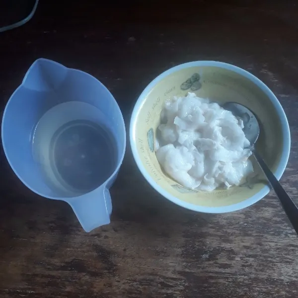 Belah kelapa muda, kerok dagingnya.