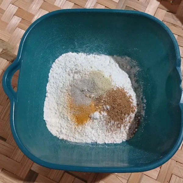 Campur tepung terigu, tepung beras, bawang putih bubuk, kunyit dan ketumbar bubuk, garam dan kaldu bubuk.