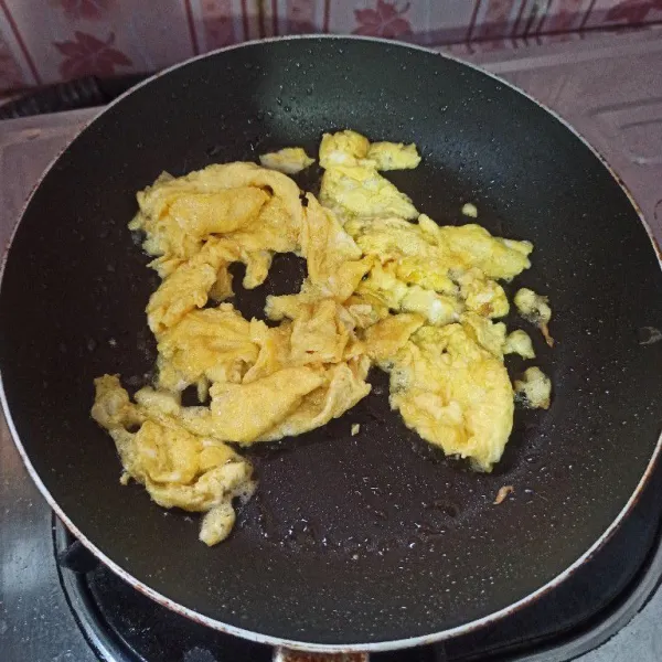 Panaskan minyak goreng secukupnya, masukkan telur kemudian goreng orak-arik. Setelah matang, angkat dan tiriskan.