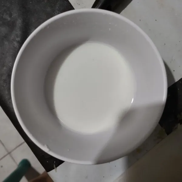 Larutkan tepung maizena dengan air lalu aduk rata.