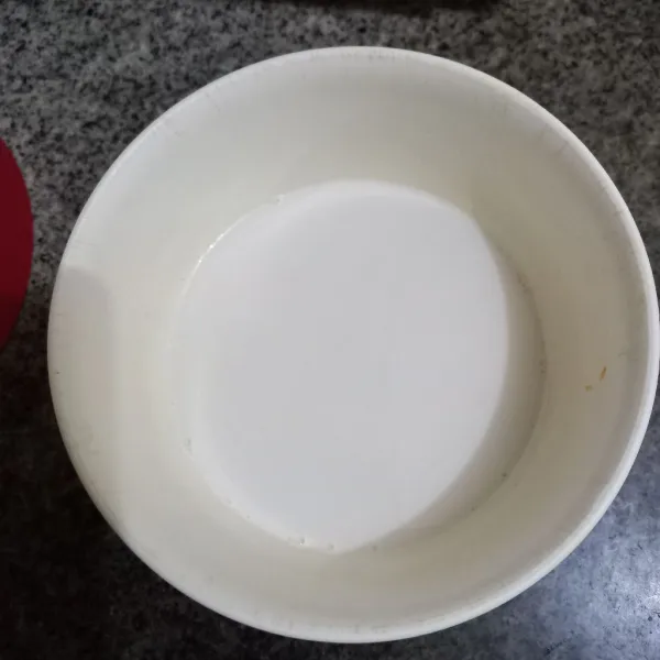 Dalam mangkuk larutkan tepung beras bersama 400 ml air, sisihkan.