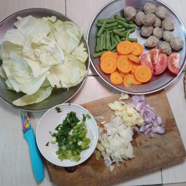 Siapkan bahan-bahannya, iris kubis, daun bawang, seledri, bawang merah, bawang bombay, bawang putih, wortel  buncis dan kerat baksonya.