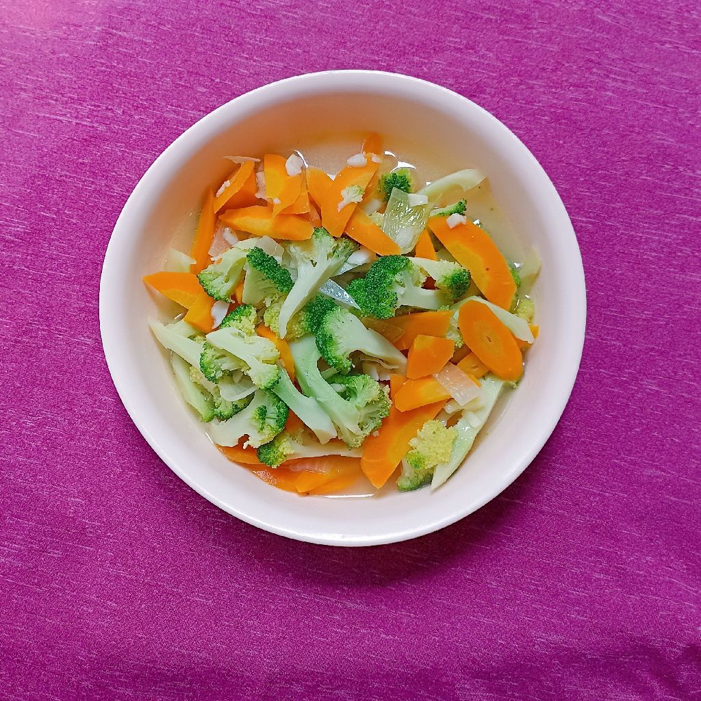 Tumis brokoli wortel dalam mangkuk kayu dengan nasi putih dan sambal sederhana