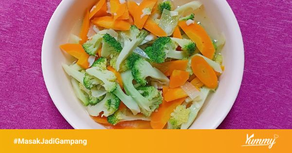 Tumis brokoli wortel dalam mangkuk kayu dengan nasi putih dan sambal sederhana