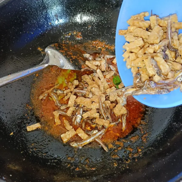 Kemudian masukkan tempe dan ikan teri, aduk rata.