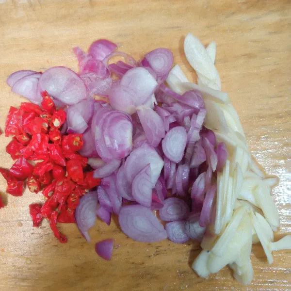 Iris-iris bawang merah dan putih serta cabe.