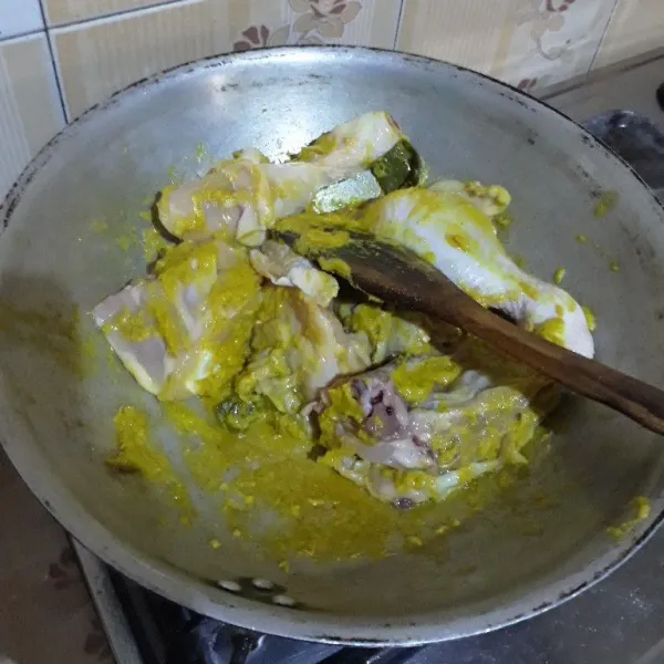 Masukkan ayam lalu aduk merata dengan bumbu.