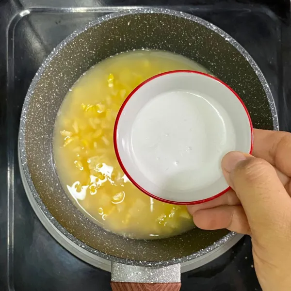 Tambahkan santan, lalu aduk-aduk