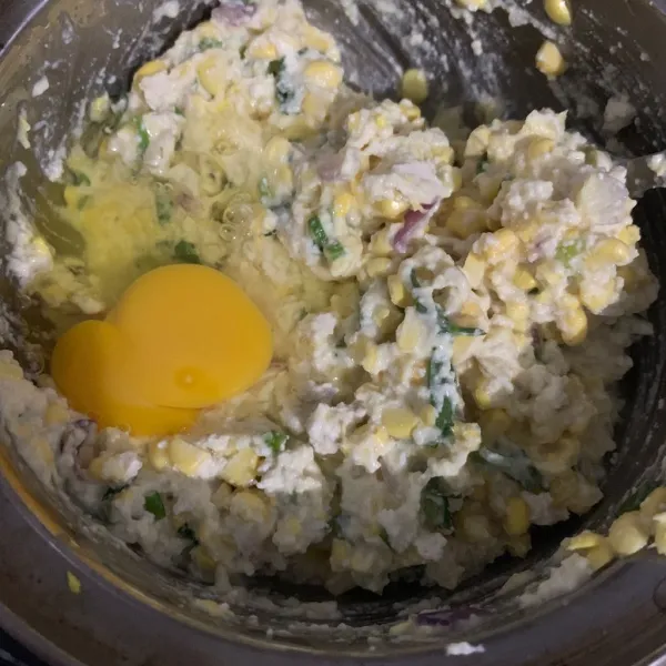 Kemudian tambahkan telur.