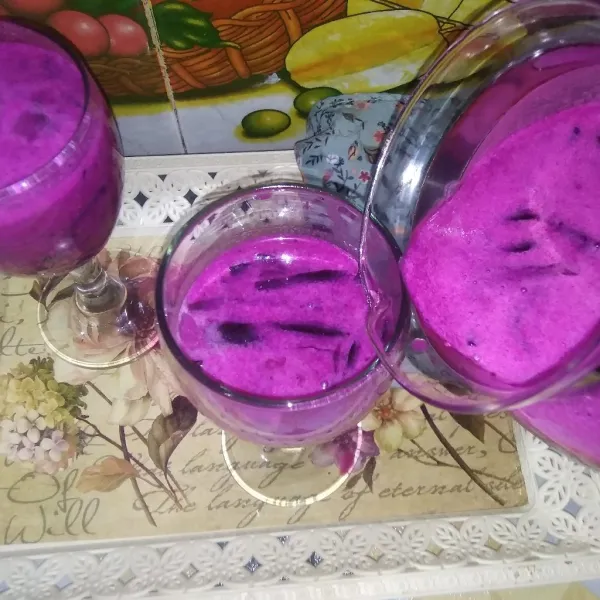 Siapkan gelas saji, tuang  es cincau buah naga ke kedalam gelas. Kemudian sajikan selagi masih dingin.