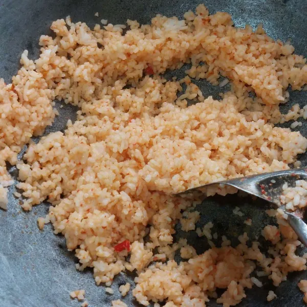Tambahkan nasi, aduk hingga tercampur rata.