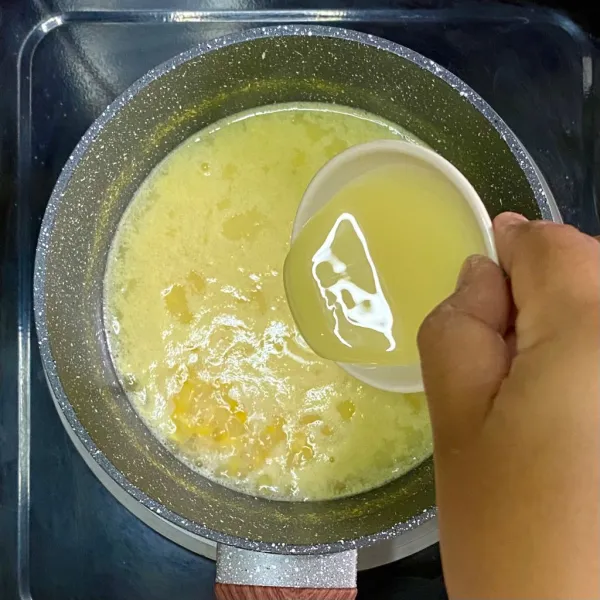 Tambahkan krimer kental manis, lalu aduk-aduk