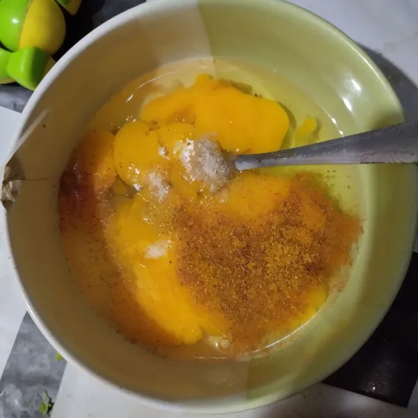 Kocok telur, garam, lada, kaldu bubuk dan bubuk kari hingga merata.