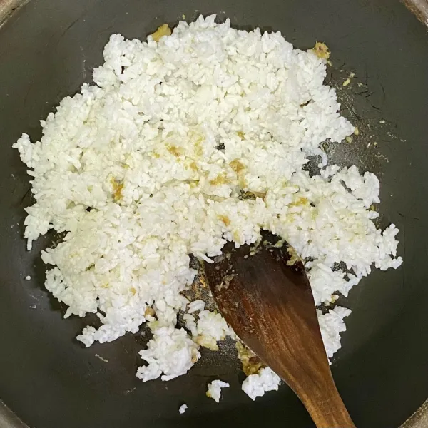 Tambahkan nasi putih, lalu aduk-aduk.