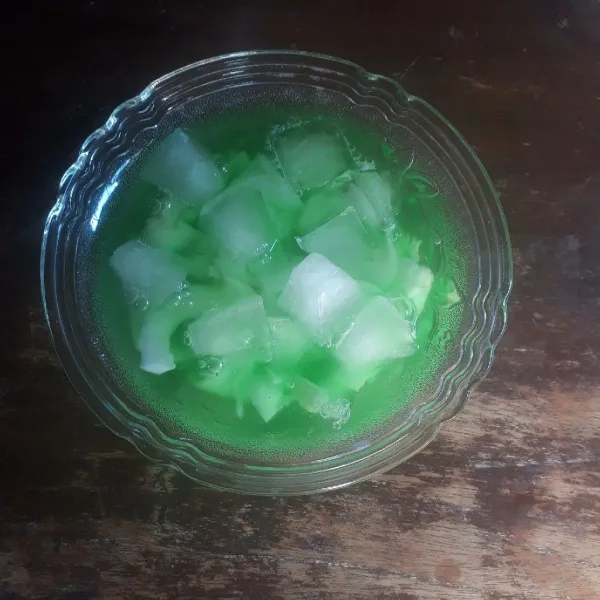 Tuang sirup pandan dan air kelapa.
