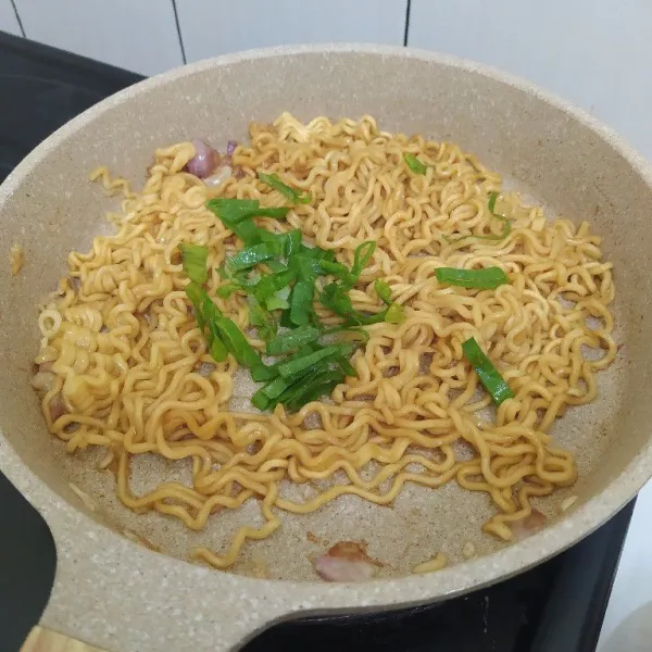Tambahkan kecap manis, minyak ikan, dan bawang prei. Masak hingga matang, lalu sisihkan