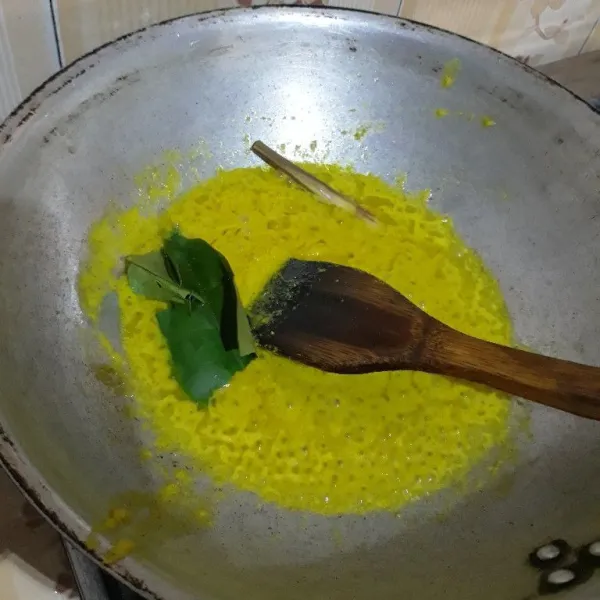 Haluskan bumbu ungkep ayam lalu tumis bersama daun salam dan serai hingga matang dan harum.