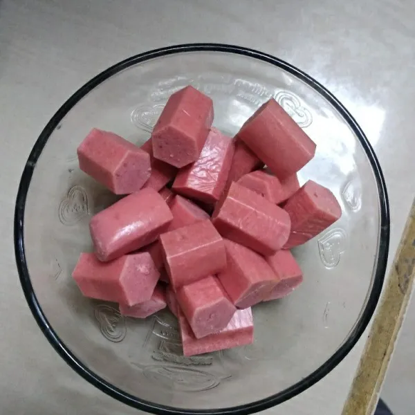 Potong-potong sosis sesuai selera.
